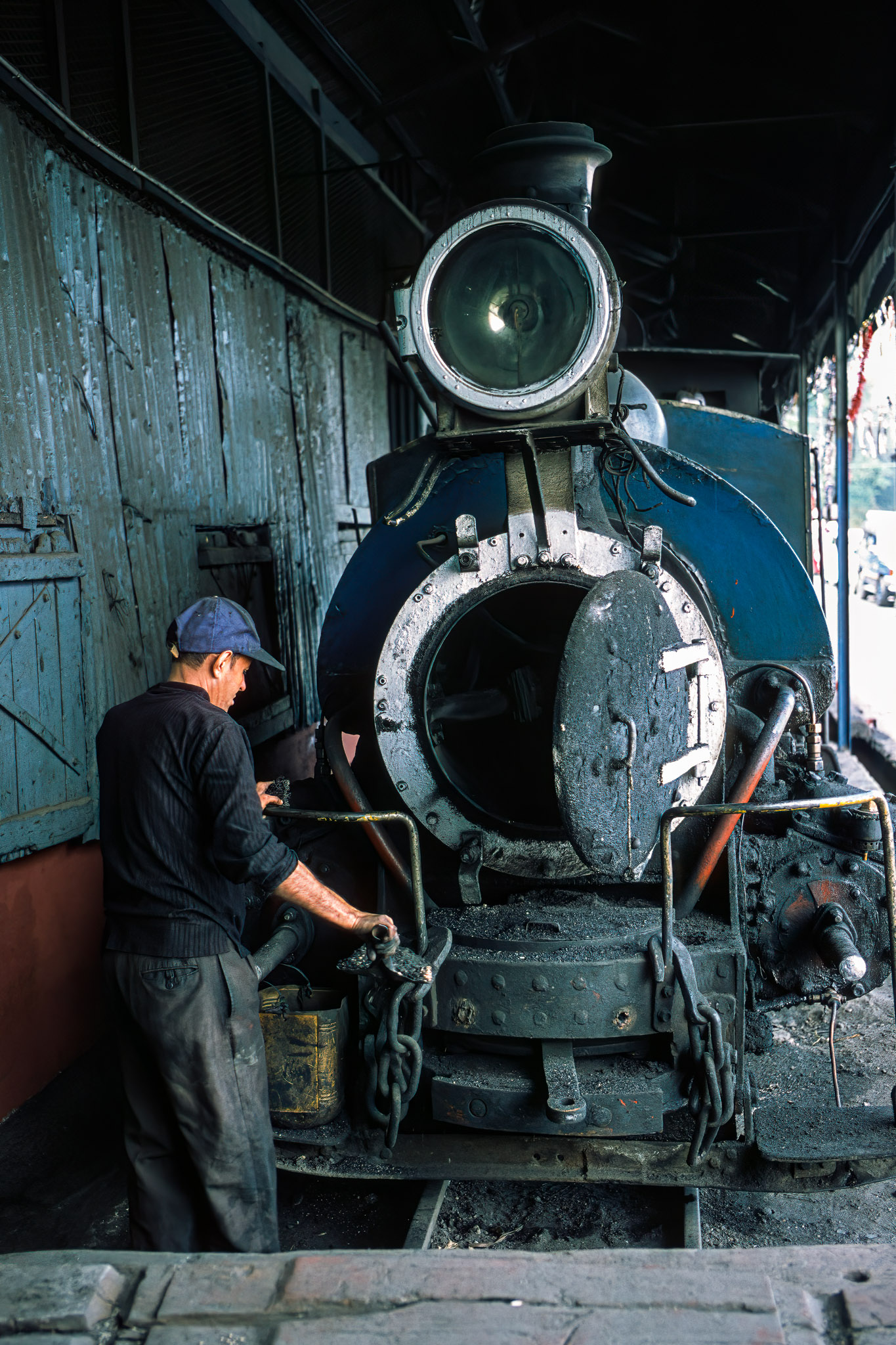 452054